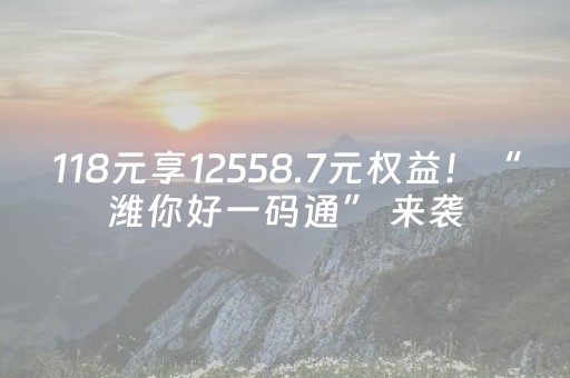 抬头看！夕阳洒落，天边织就锦缎霞光